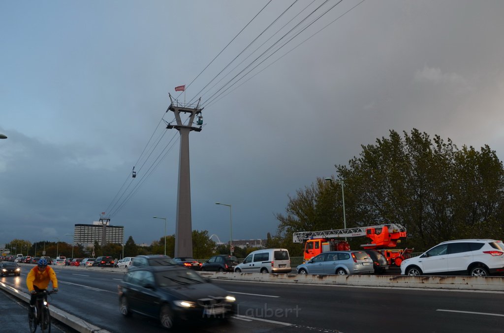 Einsatz BF Hoehenretter Koelner Seilbahn Hoehe Zoobruecke P2098.JPG